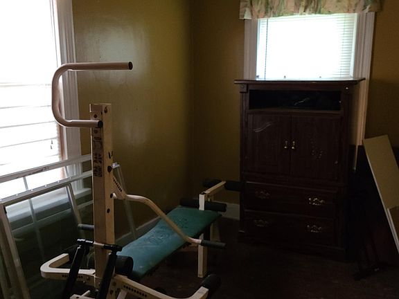 Small bedroom no closet..