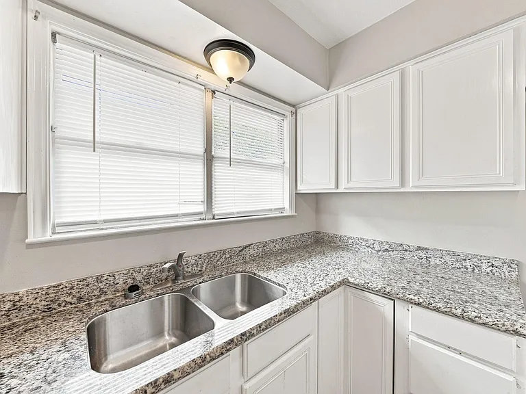 914 Martha St — Photo 15