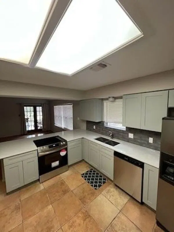3 bed, 2.0 bath, 1476 sqft, $1,800 — Photo 2