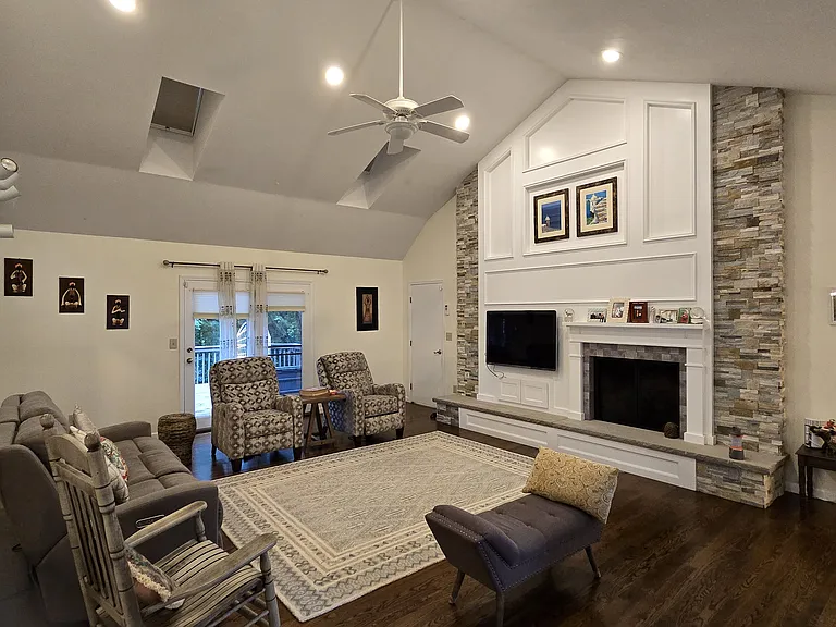 6204 Keystone Way — Photo 3