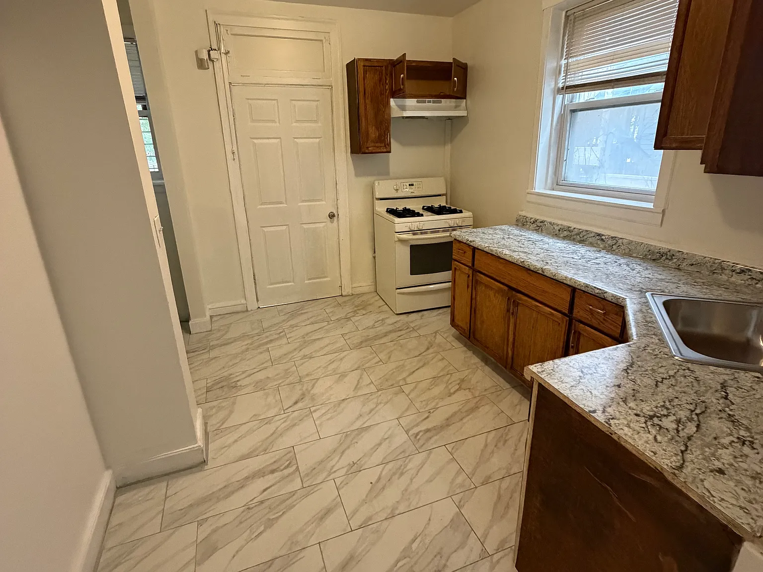 1 bed, 1000 sqft, $1,100 — Photo 1
