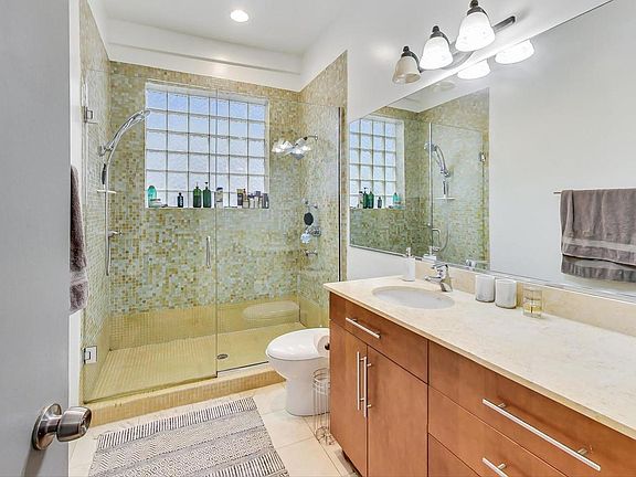 5th image of 1302 N Greenview Ave #1