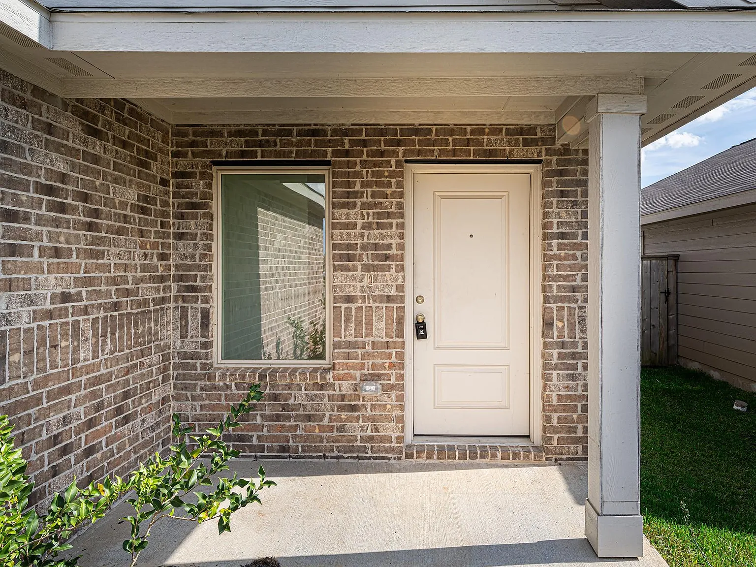 4 bed, 2.0 bath, 1690 sqft, $1,900 — Photo 3