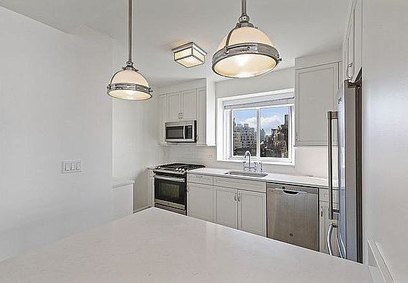 3rd image of 254 E 68th St APT 15D