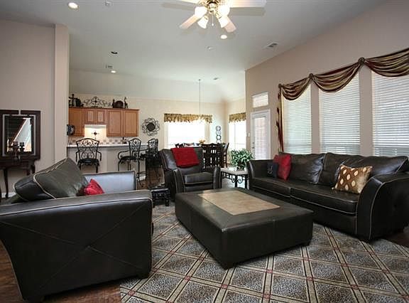 5th image of 825 Stanford Dr