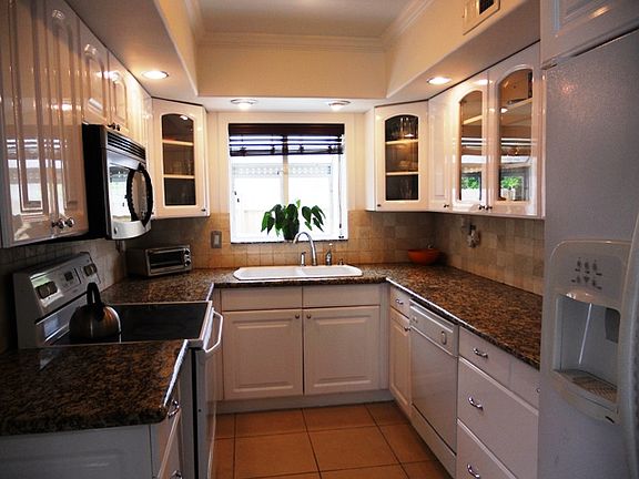 5th image of 2532 Bayview Dr