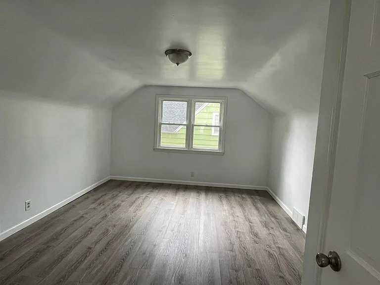 105 Mona Dr — Photo 9