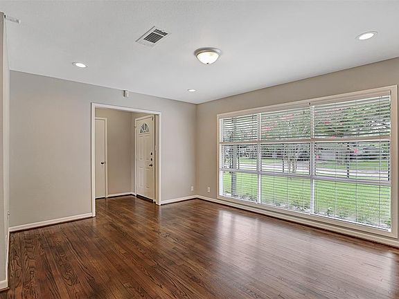 3rd image of 1924 Sedgie Dr
