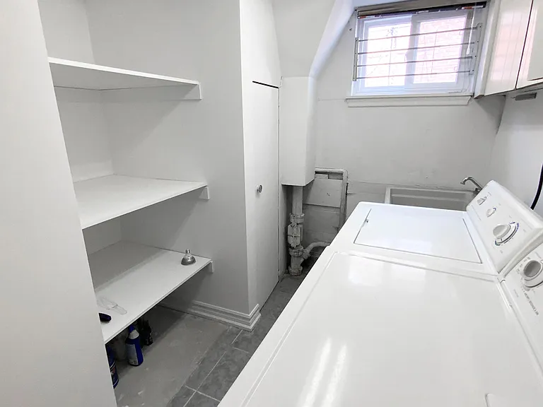 2 Kellyvale Rd #BASEMENT — Photo 12