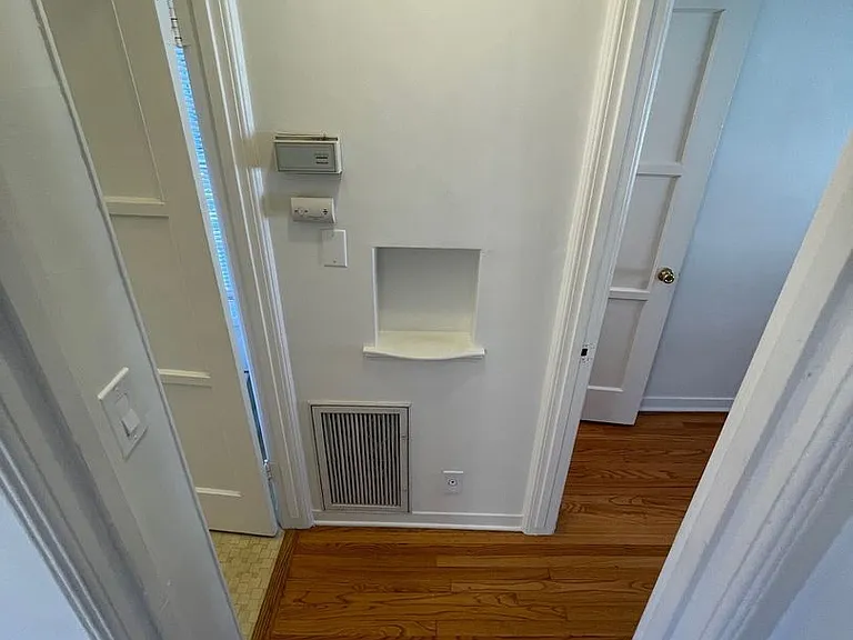 228-230 S Oakland Ave — Photo 11