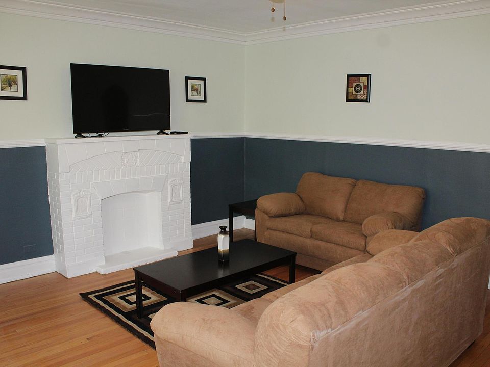 Beautifual and Stylish living Room with 50in Flat Screen HDT