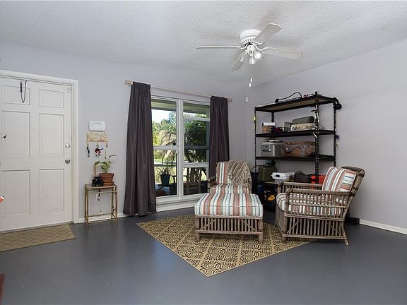 5th image of 760 Dahlia Ln