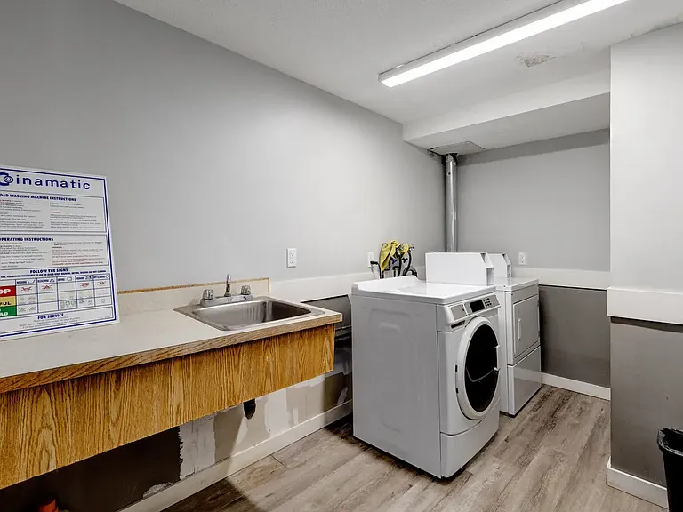 336 Gladstone Ave S #7 — Photo 7