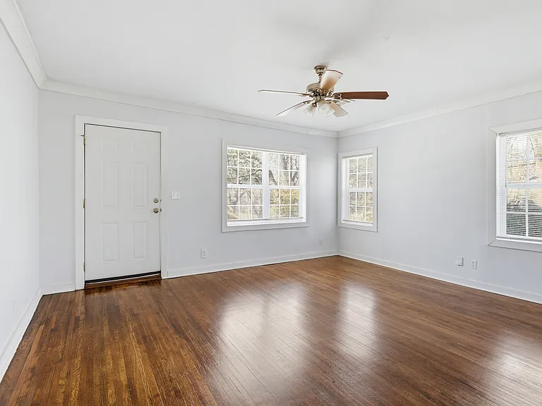 205 N Zenith Ave — Photo 3