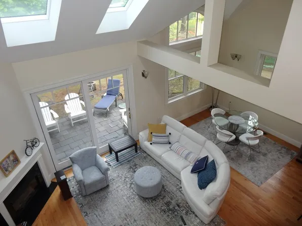 17 White Oaks Ln, Reading, MA 01867