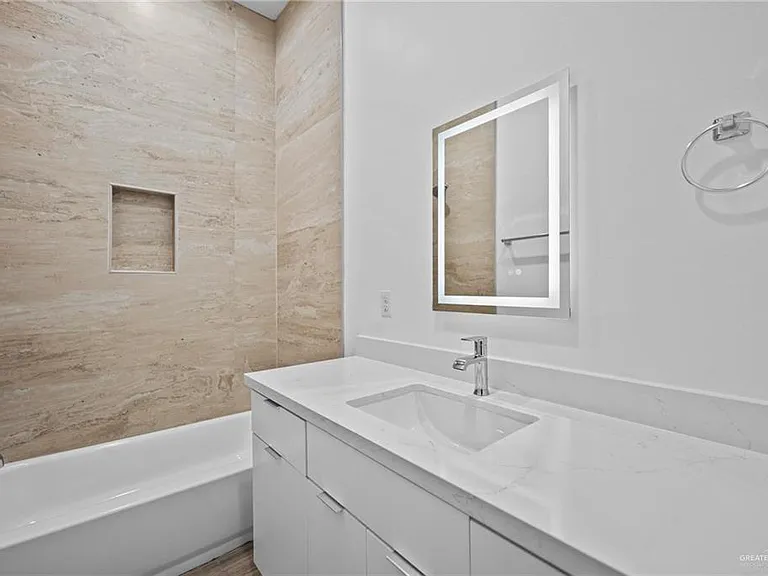 2716 E Conroe Rd — Photo 21