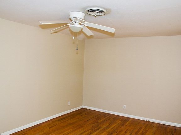 4th image of 202 E Voelter Ave