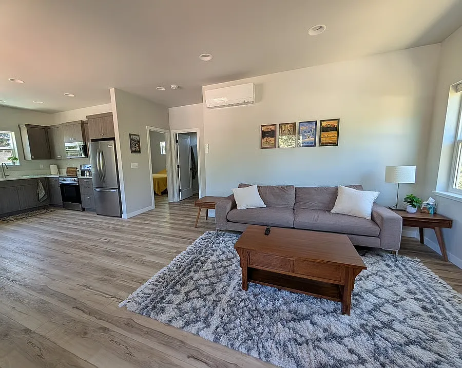 425 NE Greeley Ave — Photo 2