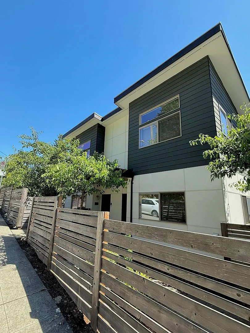 Contemporary 3BR Seattle Townhome Comfort Meets Functional — Photo 2