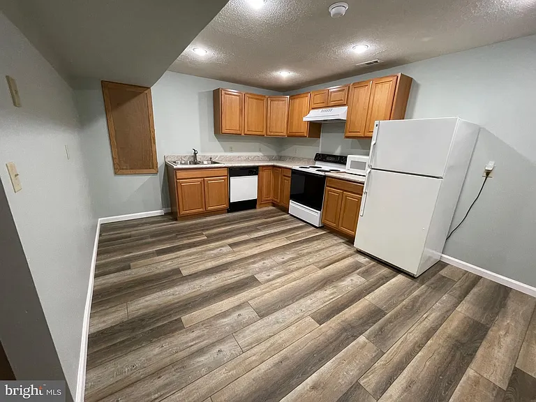 21707 Harrison St — Photo 32