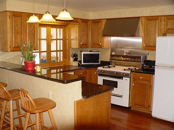 5th image of 707 W Green St