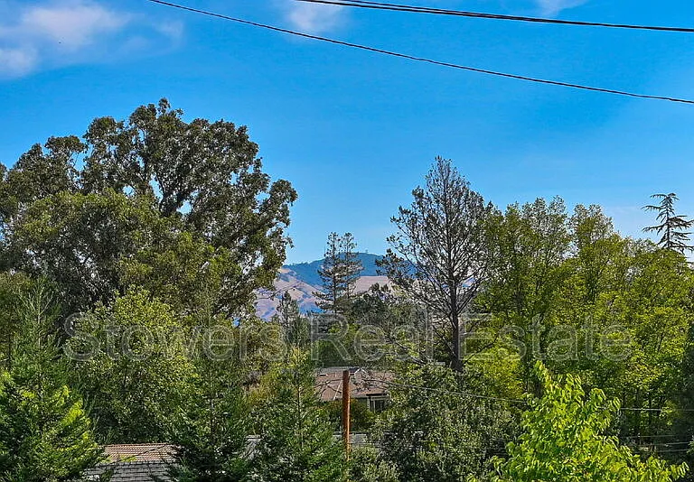 1090 Livorna Rd — Photo 3