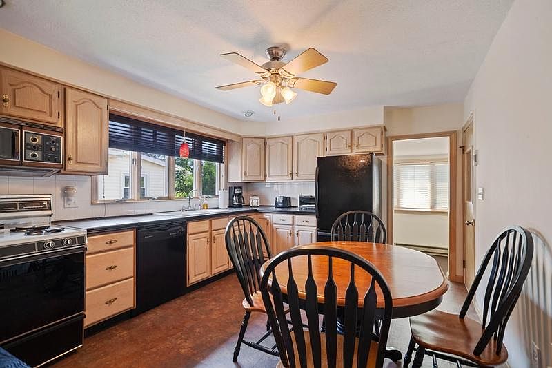 Large spacious sunny eat in kitchen