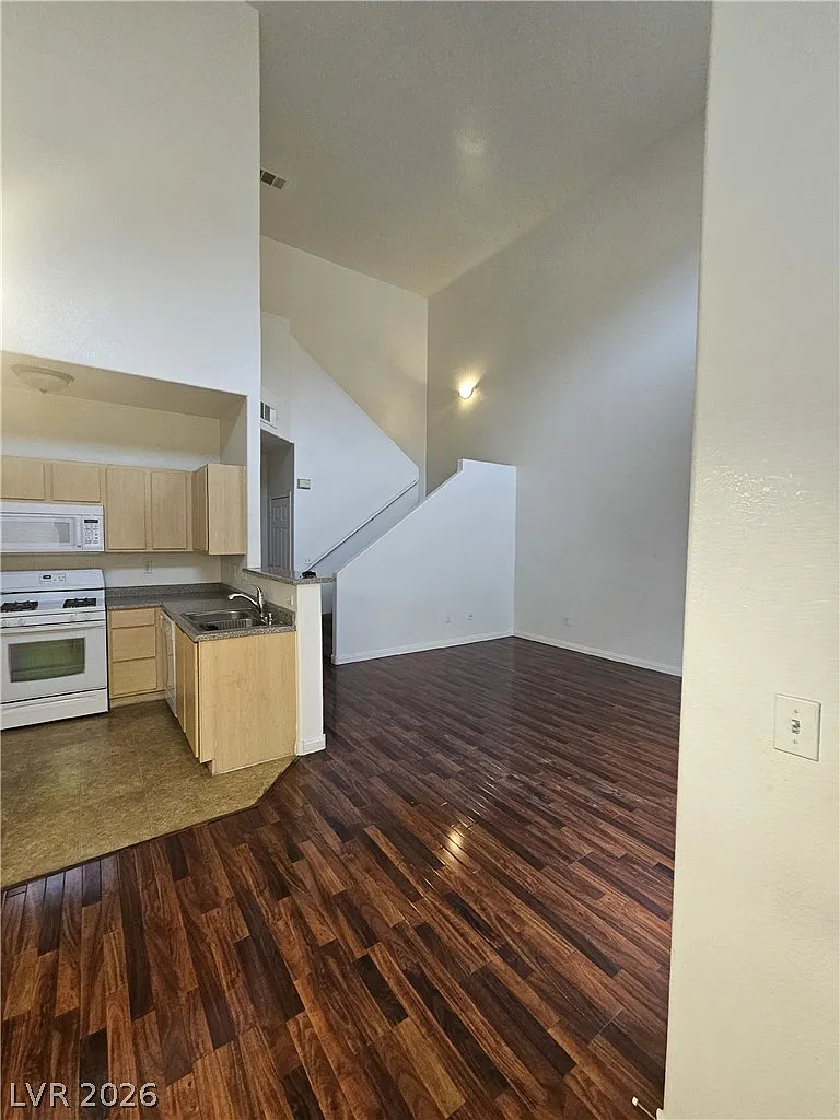 2 bed, 2.5 bath, 1302 sqft, $1,550 — Photo 3