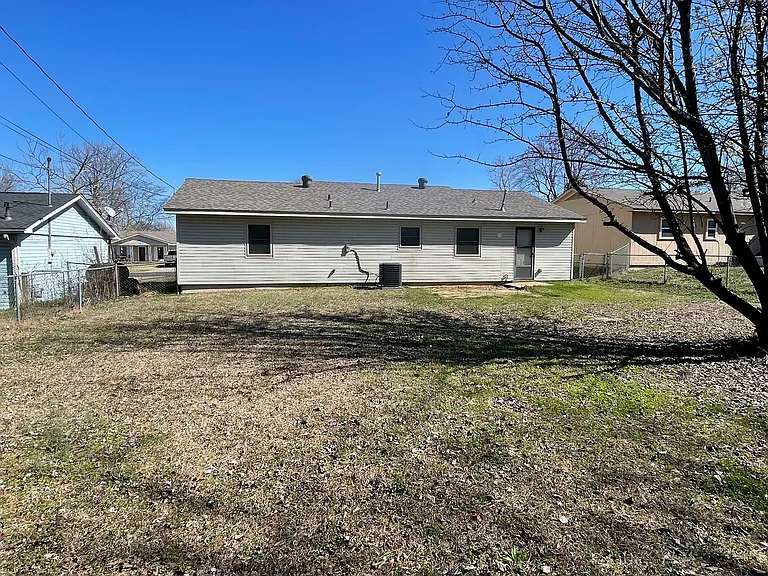 1101 Lehman Dr — Photo 2