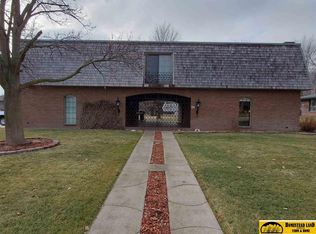 305 Morton Dr, Beatrice, NE 68310
