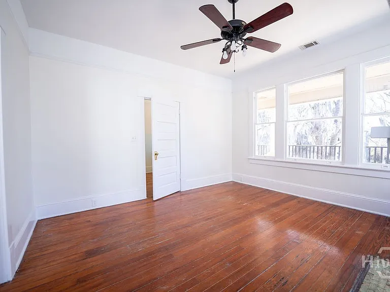 210 W 41st St — Photo 3