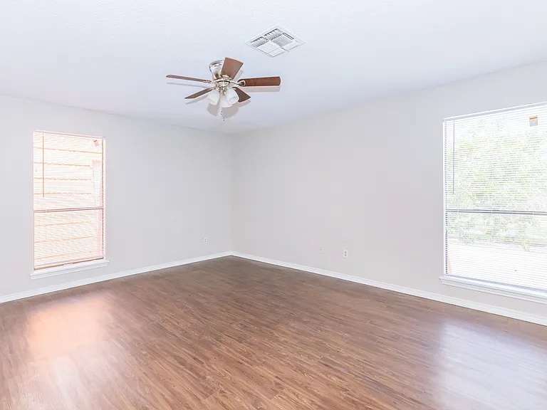Townhome huge master bedroom plenty of light