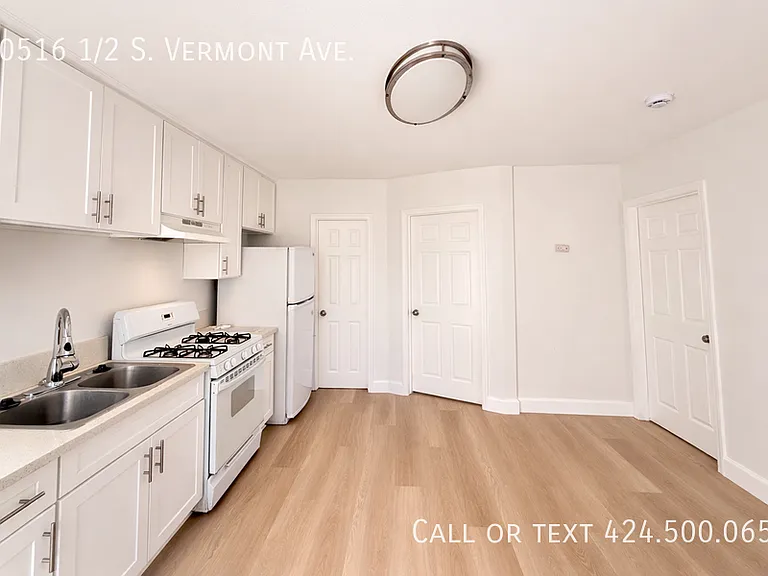 10516 1/2 S Vermont Ave — Photo 2