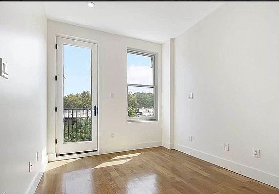 2nd image of 920 Myrtle Ave #A6