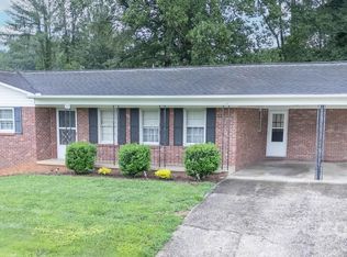 715 NW Pennell St NE, Lenoir, NC 28645