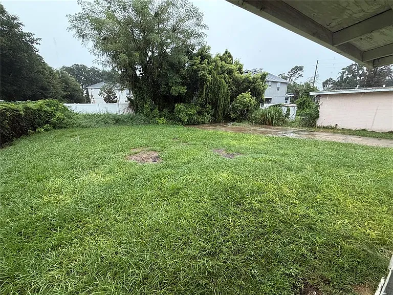 2107 S Mills Ave — Photo 14