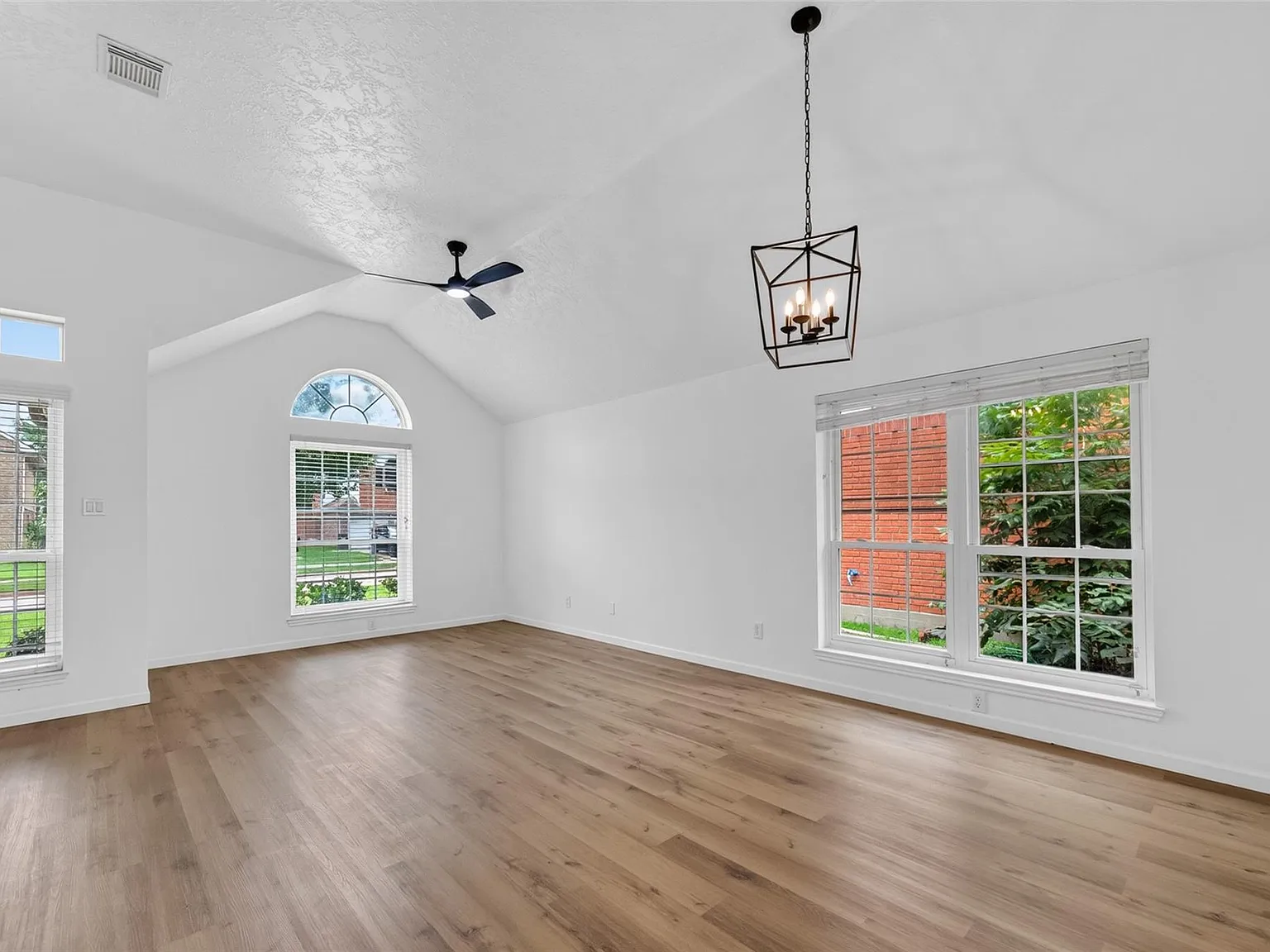 4 bed, 2159 sqft, $2,700 — Photo 3