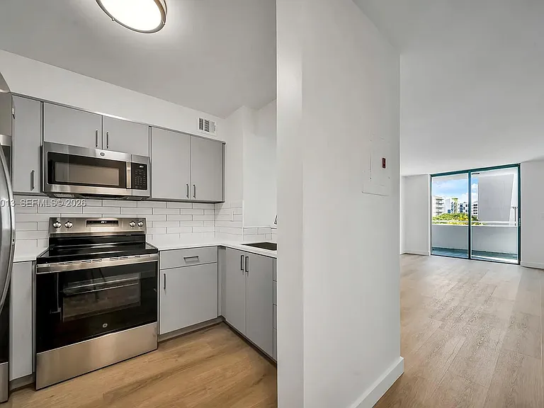 501 SW 1st St #502 — Photo 10