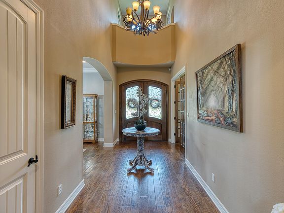 2nd image of 2709 Oak Hollow Cir
