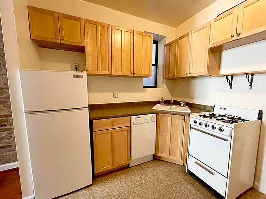 Rented by Century 21 Premier  | media 17