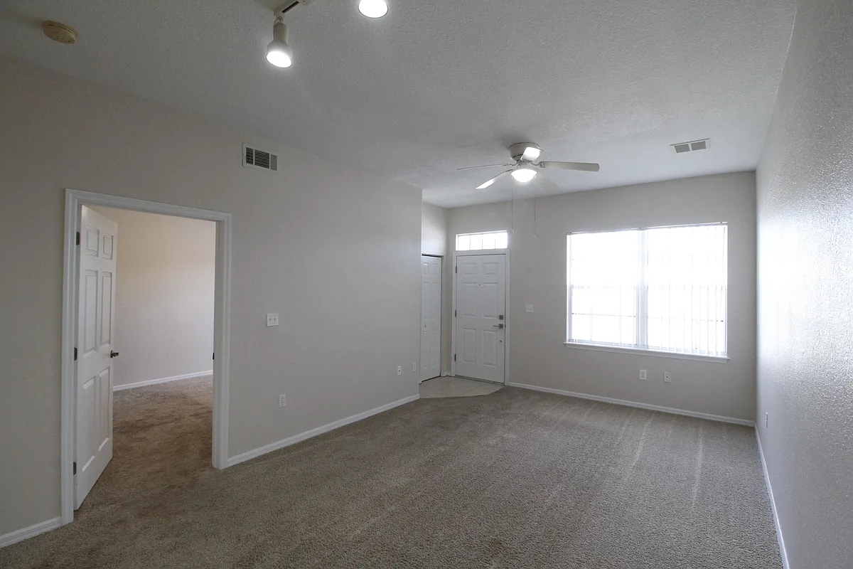 Building Photo - 105 Turpial Way #103