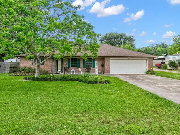 6831 Howe St, Groves, TX 77619