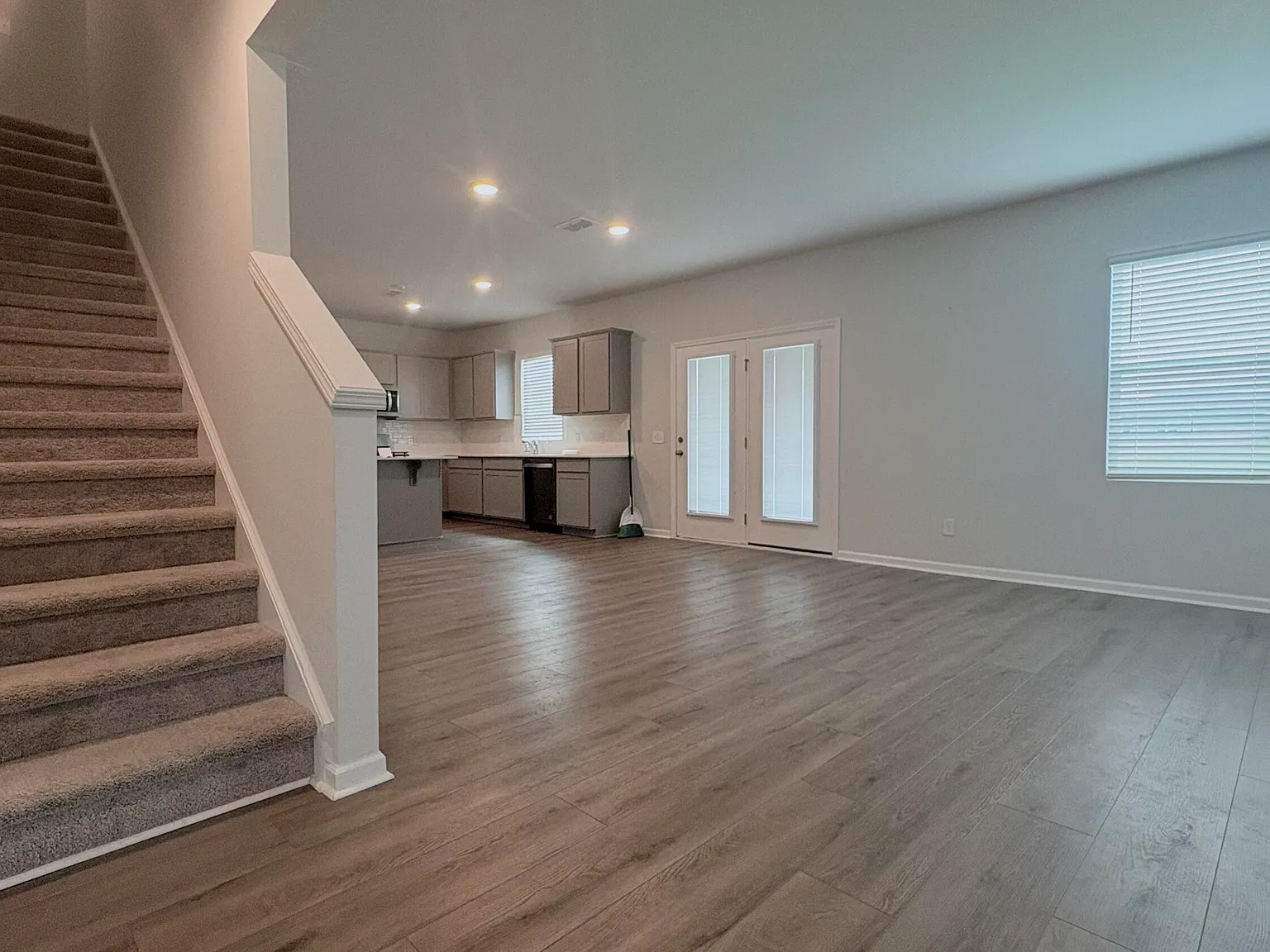 4 bed, 2.5 bath, 2322 sqft, $2,690 — Photo 3