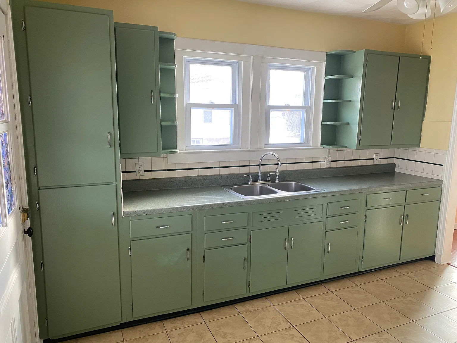 2 bed, 768 sqft, $1,300 — Photo 2