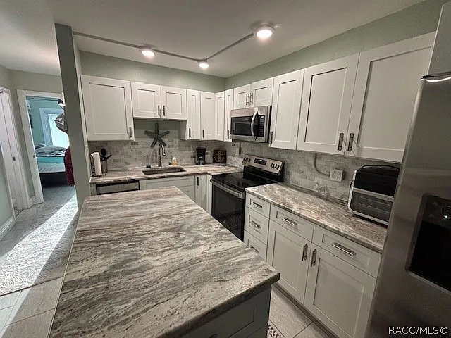 1 bed, 1.5 bath, 760 sqft, $2,400 — Photo 2