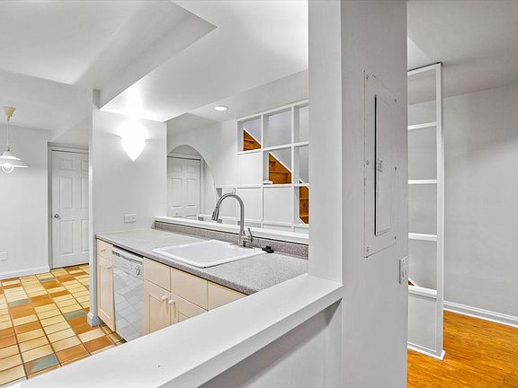 4th image of 2029 Bainbridge St Floor 2