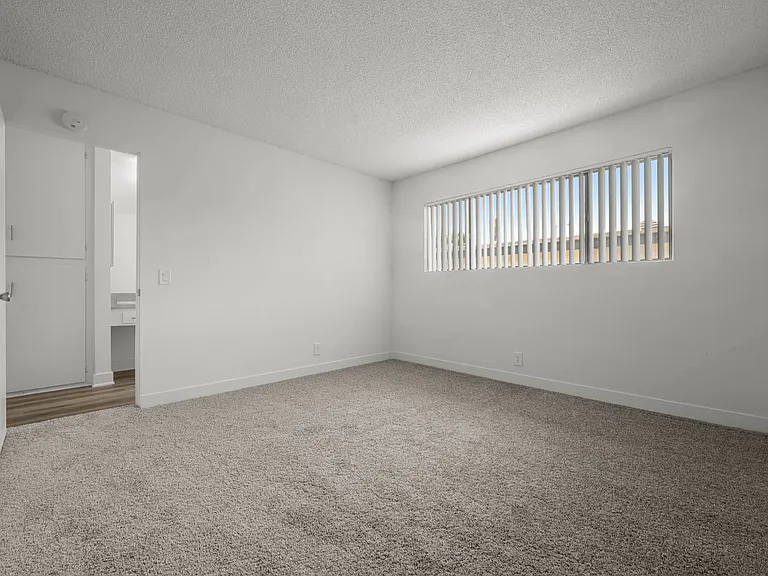 Sunset Square Apartments — Photo 48