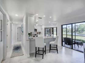 6 Lexington Ln E