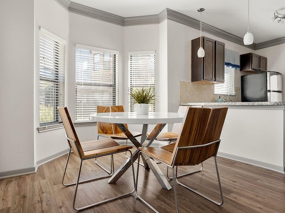 Avenues at Cypress - Dining Area