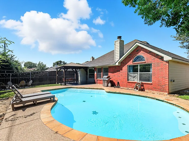 2402 Blue Holly Dr — Photo 32